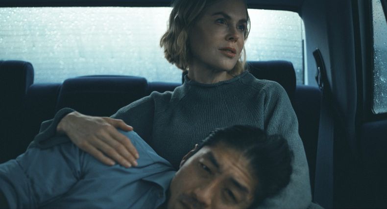 En esta imagen proporcionada por Prime Video, Brian Tee, frente, y Nicole Kidman en una escena de The Expats. (Prime Video vía AP)