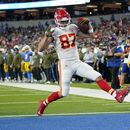 Kelce anota 3 TDs y Chiefs remontan para vencer a Chargers