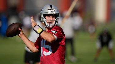 ARCHIVO - Fernando Mendoza, quarterback de los Raiders de Las Vegas, participa en un entrenamiento el miércoles 10 de junio de 2026 en Henderson, Nevada (AP Foto/John Locher)