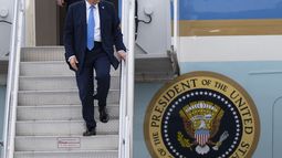 El presidente Donald Trump llega en el Air Force One al Aeropuerto Internacional de Palm Beach, el 28 de marzo de 2025, en West Palm Beach, Florida. (AP Foto/Manuel Balce Ceneta)
