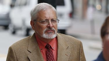 ARCHIVO - Michael Geilenfeld llega al Tribunal Federal de Bancarrotas el 9 de julio de 2015, en Portland, Maine. (AP Foto/Robert F. Bukaty, archivo)