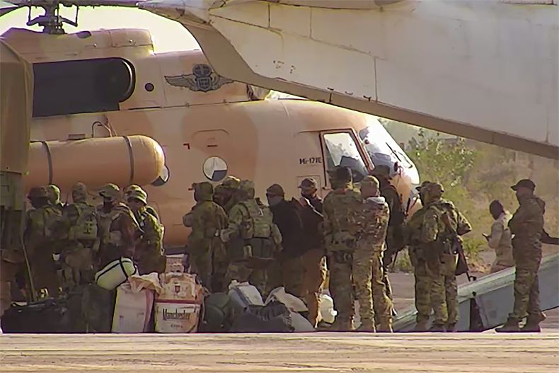 ARCHIVO - Esta imagen sin fecha publicada en abril de 2022 por el Ejército francés muestra a mercenarios rusos subiendo a un helicóptero en el norte de Mali. (Ejército francés via AP, archivo)