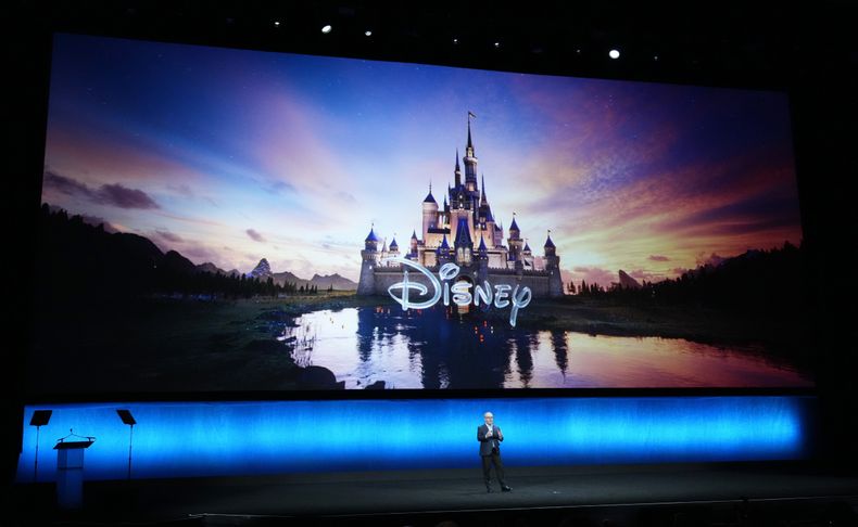 ARCHIVO - Alan Bergman, copresidente de Disney Entertainment, habla con el público durante la presentación de Walt Disney Studios en CinemaCon 2024, el jueves 11 de abril de 2024, en el Caesars Palace de Las Vegas. (Foto AP/Chris Pizzello, archivo)