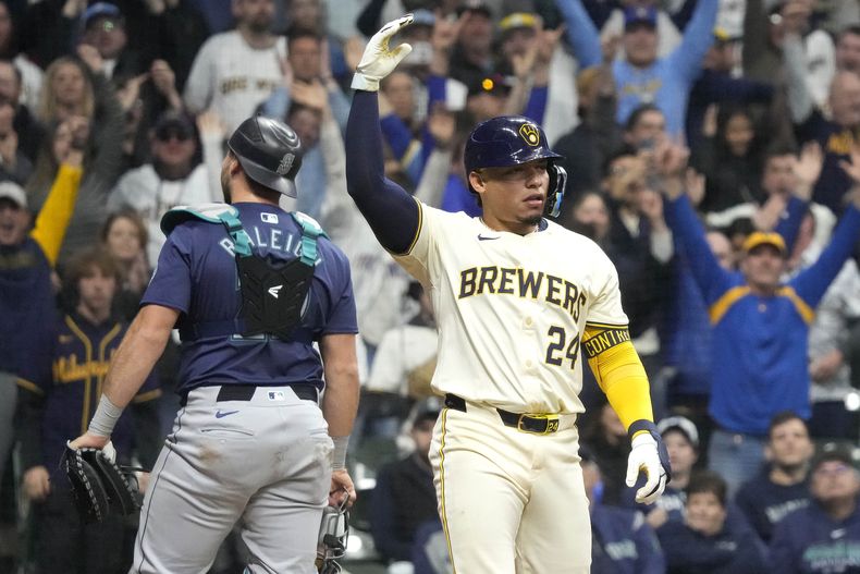 William Contreras (24), de los Cerveceros de Milwaukee, celebra después de que terminara el partido con una carrera de caballito en la novena entrada del partido de béisbol contra los Marineros de Seattle, el viernes 5 de abril de 2024, en Milwaukee. (AP Foto/Kayla Wolf)
