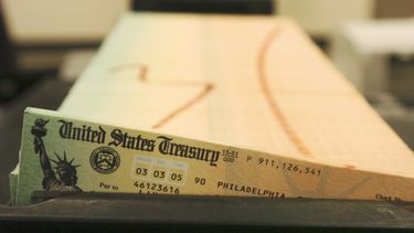 americateve | Bandejas llenas de cheques del Seguro Social preparados para ser enviados por correo en la instalaci&oacute;n de servicios de Administrci&oacute;n Financiera del Tesoro de Estados Unidos, en una imagen del 11 de febrero de 2005. (Foto AP/Bradley C. Bower,