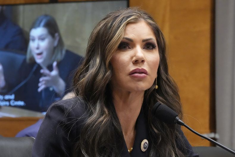 La gobernadora de Dakota del Sur, Kristi Noem, nominada por el presidente Donald Trump para dirigir el Departamento de Seguridad Nacional, e presenta ante una comisión del Senado en su audiencia de confirmación, en el Capitolio, en Washington, el viernes 17 de enero de 2025. (AP Foto/Ben Curtis)