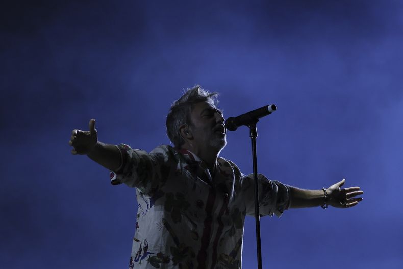 Adrián Dárgelos de la banda argentina Babasónicos durante su concierto en el Festival Vive Latino en la Ciudad de México el domingo 17 de marzo de 2024. (Foto AP/Ginnette Riquelme)