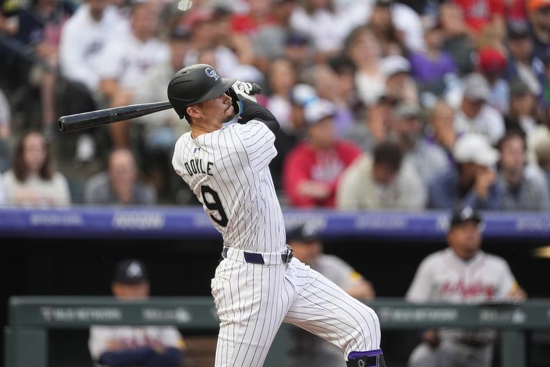 Brenton Doyle de los Rockies de Colorado le da seguimiento a su jonrón de dos carreras frente a los Bravos de Atlanta en la tercera entrada del viernes 9 de agosto del 2024. (AP Foto/David Zalubowski)