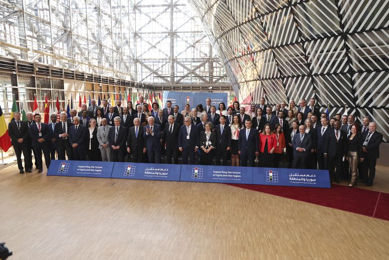 Participantes posan para una foto en la reunión de Apoyo al futuro de Siria y la región en el edificio del Consejo Europeo, Bruselas, jueves 15 de junio de 2023. (AP Foto/Geert Vanden Wijngaert)