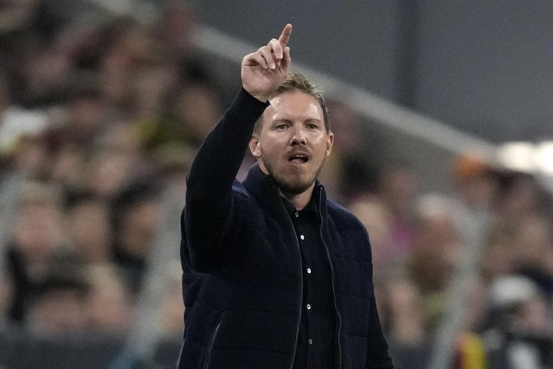 ARCHIVO - Foto del lunes 14 de octubre del 2024, el entrenador de la selección alemana Julian Nagelsmann reacciona durante el encuentro ante Holanda en el grupo 3 de la UEFA Liga de Naciones. (AP Foto/Matthias Schrader, Archivo)