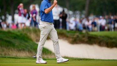Scottie Scheffler, del equipo de Estados Unidos, reacciona tras embocar su putt de birdie en el primer hoyo frente al equipo Internacional durante el primer partido de four-ball de la Copa Presidentes de golf en el Club de Campo Medinah, el 24 de septiembre de 2026, en Medinah, Illinois. (Foto AP/Matt Slocum)