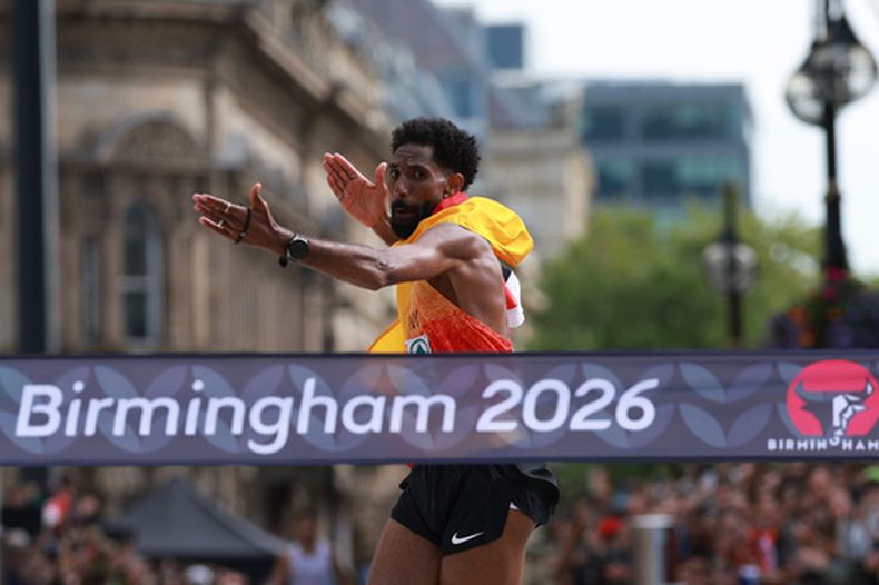 Amanal Petros, de Alemania, reacciona mientras se dispone a cruzar la línea de meta para ganar el maratón masculino en el Campeonato Europeo de Atletismo en Birmingham, Inglaterra, el domingo 16 de agosto de 2026. (Foto AP/Morgan Harlow)
