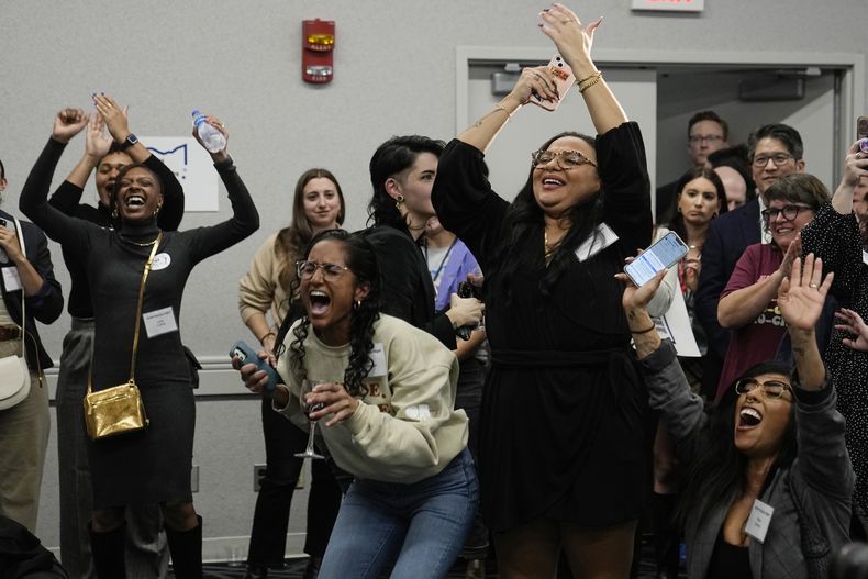 Partidarios de la Cuestión 1 celebran mientras Rhiannon Carnes, directora ejecutiva de la campaña y de la Ohio Womens Alliance, habla en una fiesta electoral el 7 de noviembre de 2023 en Columbus Ohio. Los votantes de Ohio aprobaron la enmienda constitucional, que garantiza el derecho al aborto y otras formas de salud reproductiva. (AP Foto/Sue Ogrocki)