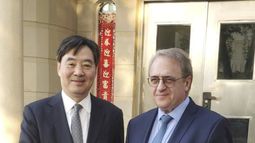 En esta foto distribuida por la Embajada de China en Qatar a través de la agencia noticiosa Xinhua, Zhai Jun, izquierda, enviado especial del gobierno chino para asuntos del Medio Oriente, se reúne con el viceministro del Exterior ruso y representante presidencial especial para el Medio Oriente y África, Mikhail Bogdanov, en Doha, Qatar, 19 de octubre de 2023. (Embajada de China en Qatar/Xinhua via AP)