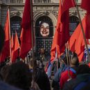 Miembros del Partido Comunista de Uruguay rinden tributo a Amelia Sanjurjo en su funeral en la Universidad de la República en Montevideo, Uruguay, el jueves 6 de junio de 2024. La Fiscalía uruguaya confirmó que los restos humanos encontrados en junio de 2023 en el Batallón 14 del Ejército uruguayo pertenecen a Sanjurjo, víctima de la dictadura de 1973-1985 que tenía 41 años y estaba embarazada cuando fue desaparecida. (AP Foto/Matilde Campodónico)