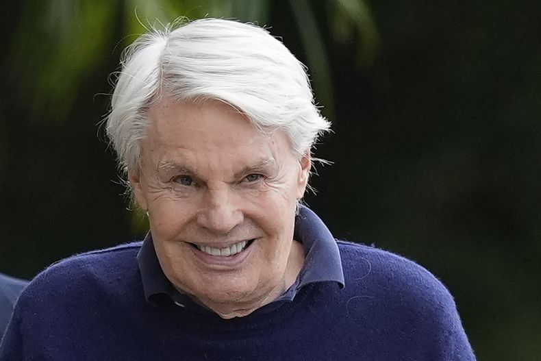 Michael Jeffries, ex CEO de Abercrombie & Fitch, al salir de tribunales en West Palm Beach, Florida, el 22 de octubre del 2024. (AP foto/Rebecca Blackwell)