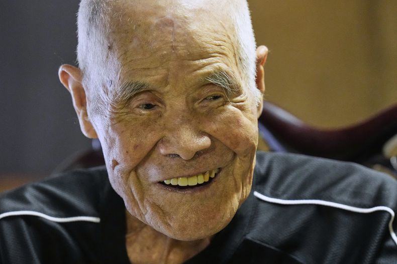 Kokichi Akuzawa, reconocido recientemente por el Guinness World Records como el hombre de más edad en subir al monte Fuji, durante una entrevista con The Associated Press en Maebashi, en el noreste de Tokio, el 3 de septiembre de 2025. (AP Foto/Hiro Komae)