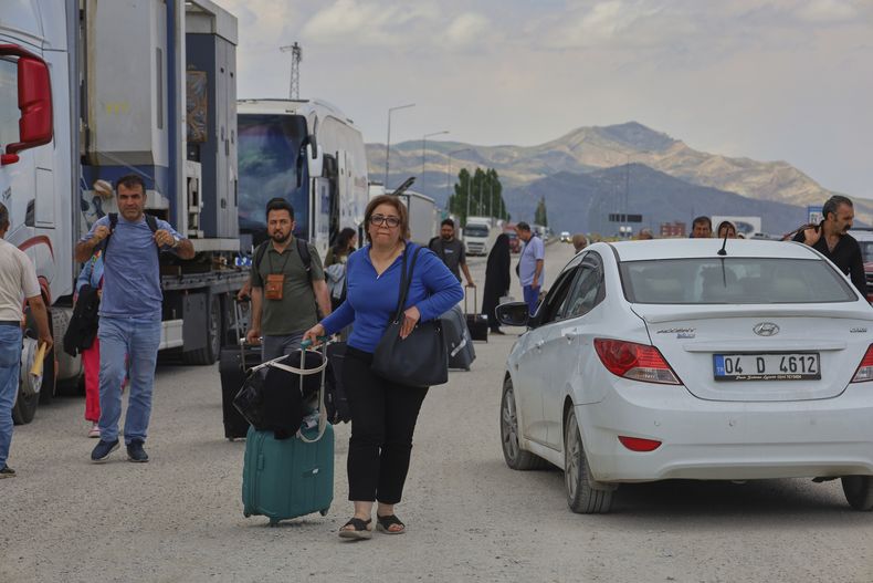 Iraníes llegan a un cruce fronterizo en Gurbulak, Turquía, el lunes 16 de junio de 2025. (AP Foto/Kadir Cesur)