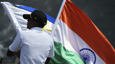 Un tripulante arregla las banderas de Filipinas e India mientras el buque de reconocimiento de la Armada india INS Sandhayak atraca en el puerto de Manila, Filipinas, el viernes 1 de agosto de 2025. India y Filipinas realizaron por primera vez ejercicios navales conjuntos en el disputado Mar del Sur de China. (AP Foto/Aaron Favila)