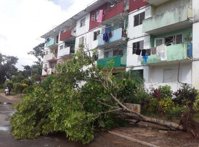 Ida se aleja de Cuba dejando amplias zonas sin electricidad y derrumbes en viviendas