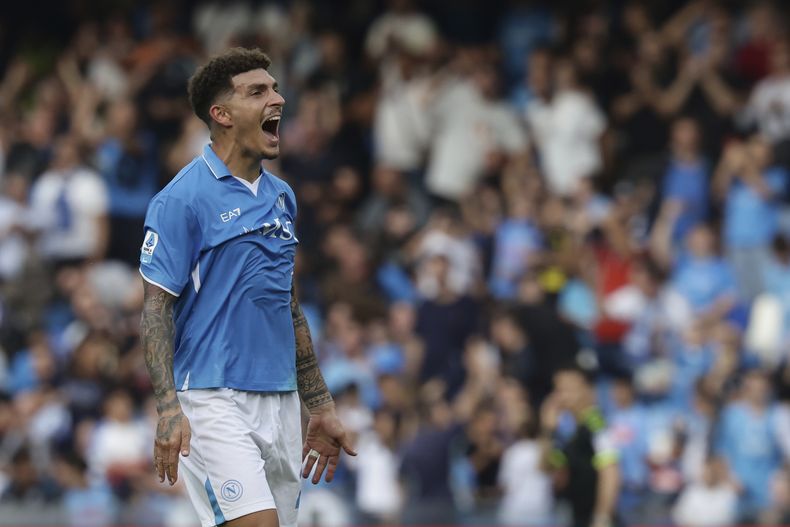 Giovanni Di Lorenzo, del Napoli, celebra después de anotar el primer gol durante el partido de fútbol de la Serie A entre el Napoli y el Lecce en el estadio Diego Armando Maradona en Nápoles, Italia, el sábado 26 de octubre de 2024. (Alessandro Garofalo/LaPresse vía AP)