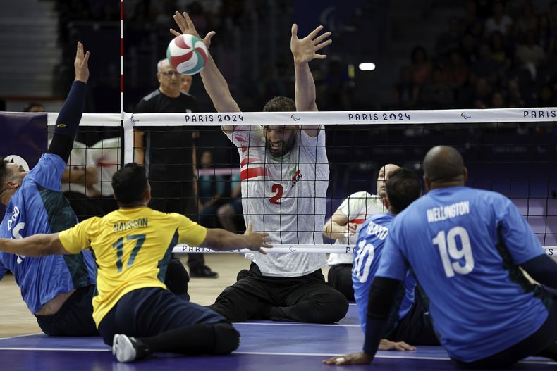 Morteza Mehrzadselakjani de Irán bloquea un tiro en el encuentro ante Brasil del voleibol sentado de los Juegos Paralímpicos de París el domingo 1 de septiembre del 2024. (AP Foto/Avni Trivedi)