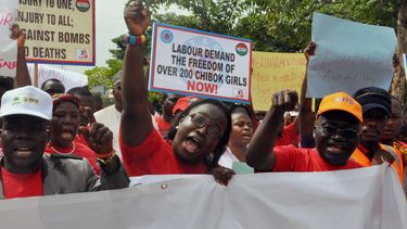 americateve | Manifestantes exigen al gobierno que rescate a las ni&ntilde;as secuestradas de una escuela secundaria, afuera de la sede del Departamento de Defensa, el martes 6 de mayo de 2014, en Abuya, Nigeria. (Foto AP/Gbenga Olamikan)