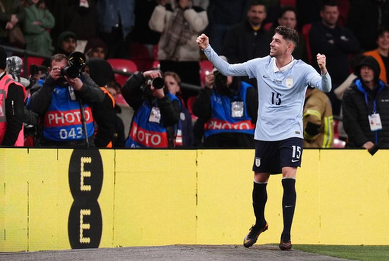 Federico Valverde festeja su tanto con la selección de Uruguay ante Inglaterra, en un amistoso realizado el viernes 27 de marzo de 2026 en Londres (John Walton/PA via AP)