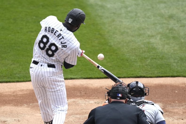 El cubano de los Medias Blancas de Chicago Luis Robert Jr. impacta un cuadrangular de dos carreras ante el abridor de los Tigres de Detroit Kenta Maeda, durante la primera entrada del juego de béisbol, el sábado 30 de marzo de 2024, en Chicago. (AP Foto/Charles Rex Arbogast)