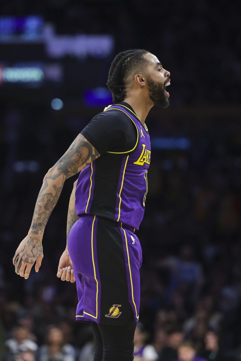 DAngelo Russell, base de los Lakers de Los Ángeles, festeja en el partido ante los Pelicans de Nueva Orleáns, el viernes 9 de febrero de 2024 (AP Foto/Yannick Peterhans)