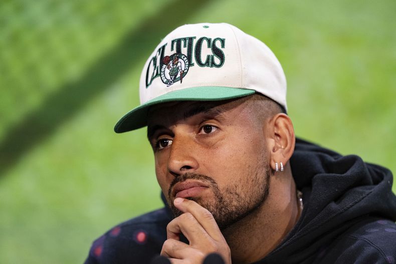 ARCHIVO - El australiano Nick Kyrgios durante una rueda de prensa previo al torneo de Wimbledon, el domingo 2 de julio de 2023. (Florian Eisele/Pool Foto vía AP)