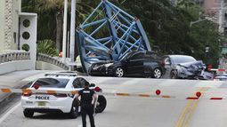 Un trabajador de construcción murió y dos personas fueron hospitalizadas después de que parte de una grúa cayó sobre el puente del suroeste de la tercera avenida que atraviesa el río New, el jueves 4 de abril de 2024, en el centro de Fort Lauderdale, Florida. (Carline Jean/South Florida Sun-Sentinel vía AP)