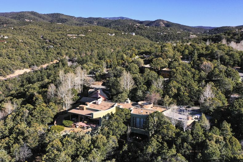 La casa propiedad del actor Gene Hackman y su esposa Betsy Arakawa el jueves 27 de febrero de 2025 en Santa Fe, Nuevo México. (Foto AP/Roberto E. Rosales)