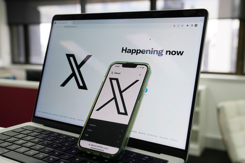 ARCHIVO – La página inicial de X en las pantallas de una computadora y de un teléfono, el 16 de octubre de 2023, en Sydney. (AP Foto/Rick Rycroft, Archivo)