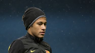 americateve | El jugador del Barcelona, Neymar, se entrena antes de un partido contra Manchester City por la Liga de Campeones el lunes, 17 de febrero de 2014, en Manchester, Inglaterra.  (AP Photo/Jon Super)