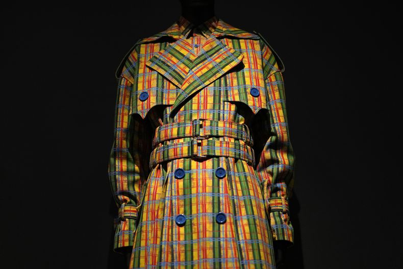 Un diseño de Jacques Agbobly se exhibe en la exposición del Instituto del Vestido del Museo Metropolitano de Arte, Superfine: Tailoring Black Style, el sábado 3 de mayo de 2025, en Nueva York. (Foto Charles Sykes/Invision/AP)
