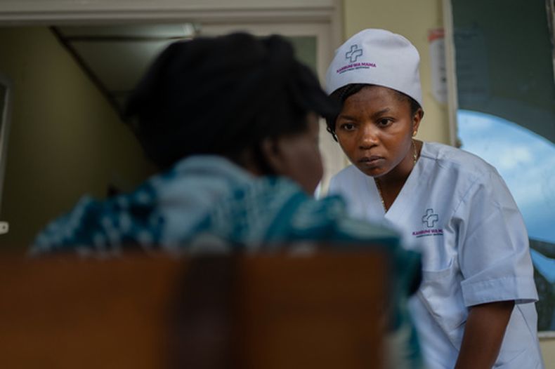 La doctora Elizabeth Furaha, directora médica de Karibuni wa Mama, habla con una familiar de un paciente en el hospital de Sofepadi en Bunia, en República Democrática del Congo, el viernes 29 de mayo de 2026. (AP Foto/Moses Sawasawa)