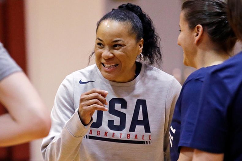 ARCHIVO - La entrenadora Dawn Stalley habla con sus jugadoras durante una práctica con la selección estadounidense en Seattle, el 24 de abril de 2018 (AP Foto/Elaine Thompson, archivo)
