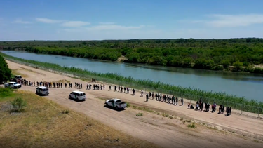 captado en camara como un grupo de cubanos entra por la frontera de mexico con estados unidos