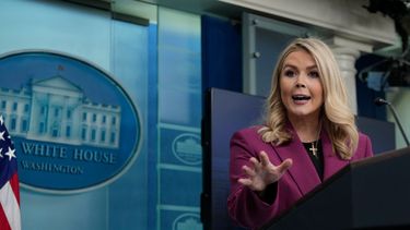 ARCHIVO - La secretaria de prensa de la Casa Blanca, Karoline Leavitt, habla en la rueda de prensa diaria en la Casa Blanca en Washington, el martes 28 de enero de 2025. (Foto AP/Ben Curtis, Archivo)