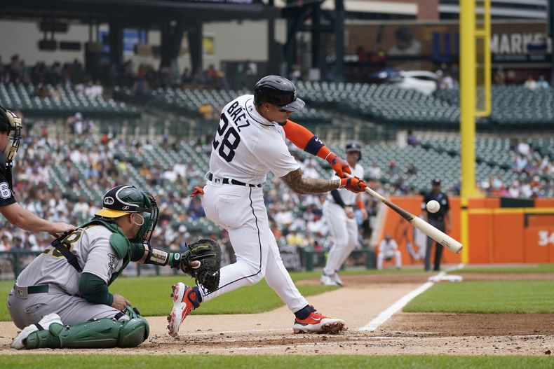 Javier Báez, de los Tigres de Detroit, batea un sencillo productor de dos carreras durante la primera entrada del juego de béisbol en contra de los Atléticos de Oakland, el jueves 6 de julio de 2023, en Detroit. (AP Foto/Carlos Osorio)
