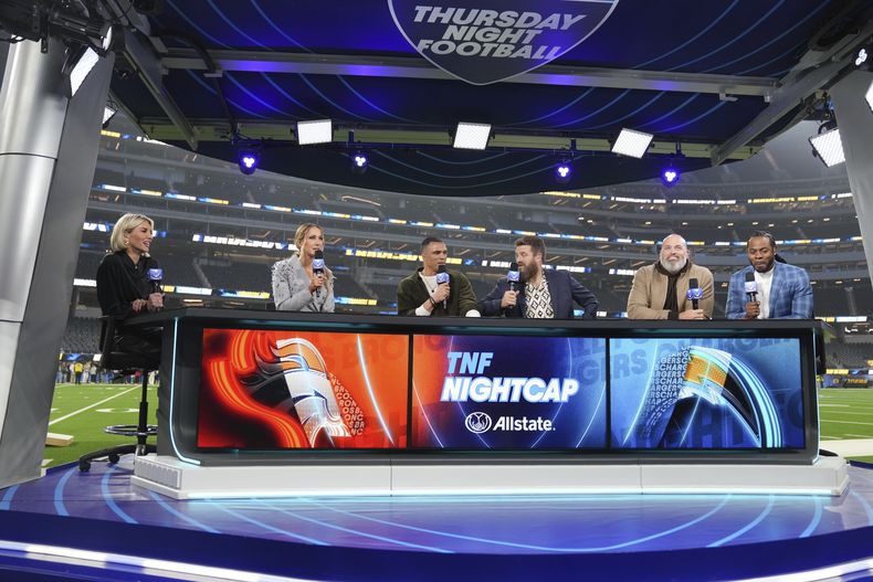 Nikki Glaser, participa en un segmento de Thursday Night Football en el encuentro de los Chargers de Los Ángeles ante los Broncos de Denver el jueves 19 de diciembre del 2024. (AP Foto/Eric Thayer)