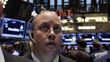 americateve | El corredor burs&aacute;til Jeffrey Vazquez trabaja en la Bolsa de Valores de Nueva York en esta foto tomada el 31 de octubre del 2013. Los mercados tuvieron un inicio en alza el 1 de noviembre del 2013 tras un reporte sobre el aumento del sector manufact