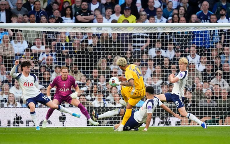 Georginio Rutter anota el segundo gol de Brighton para el empate 2-2 contra Tottenham en la Liga Premier, el sábado 18 de abril de 2026, en Londres. (Jordan Pettitt/PA vía AP)