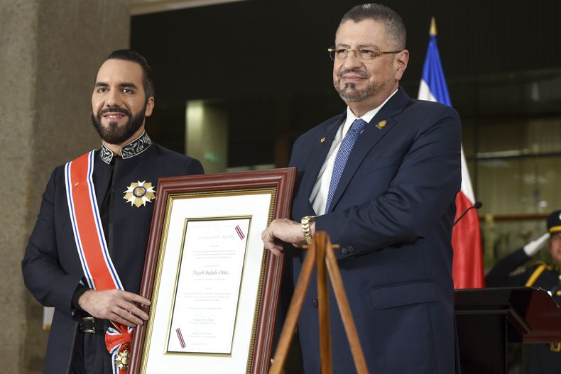 El presidente de El Salvador, Nayib Bukele, a la izquierda, recibe el más alto reconocimiento diplomático de Costa Rica de parte del presidente Rodrigo Chaves en el palacio presidencial en San José, Costa Rica, el lunes 11 de noviembre de 2024. (AP Foto/José Díaz)