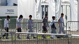 ARCHIVO - Esta fotografía del 19 de febrero de 2019 muestra a unos niños formados que entran a una carpa en un albergue temporal para niños migrantes que viajaron sin compañía de un adulto en Homestead, Florida. (AP Foto/Wilfredo Lee, Archivo)