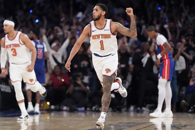 Cameron Payne, de los Knicks de Nueva York, festeja en el partido de playoffs disputado el sábado 19 de abril de 2025, ante los Pistons de Detroit (AP Foto/Julia Demaree Nikhinson)