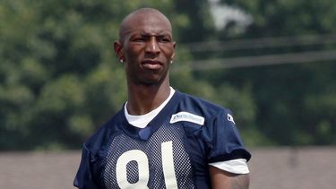 americateve | En esta fotograf&iacute;a de archivo del 2 de agosto de 2011, el receptor Sam Hurd de los Bears de Chicago observa a sus compa&ntilde;eros practicar durante un entrenamiento en la Universidad Olivet Nazarene en Bourbonnais, Illinois. (Foto AP/Nam Y. Huh,