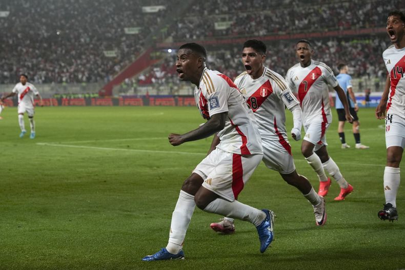 Miguel Araujo (izquierda) celebra tras anotar el gol de Perú para la victoria 1-0 ante Uruguay en las eliminatorias del Mundial, el viernes 11 de octubre de 2024, en Lima. (AP Foto/Guadalupe Pardo)