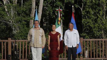 El presidente guatemalteco, Bernardo Arévalo,(de izquierda a derecha), la presidenta mexicana, Claudia Sheinbaum, y el primer ministro de Belice, Johnny Briceño, posan para una foto grupal en Calakmul, estado de Campeche, México, el viernes 15 de agosto de 2025. (Foto AP/Martín Zetina)